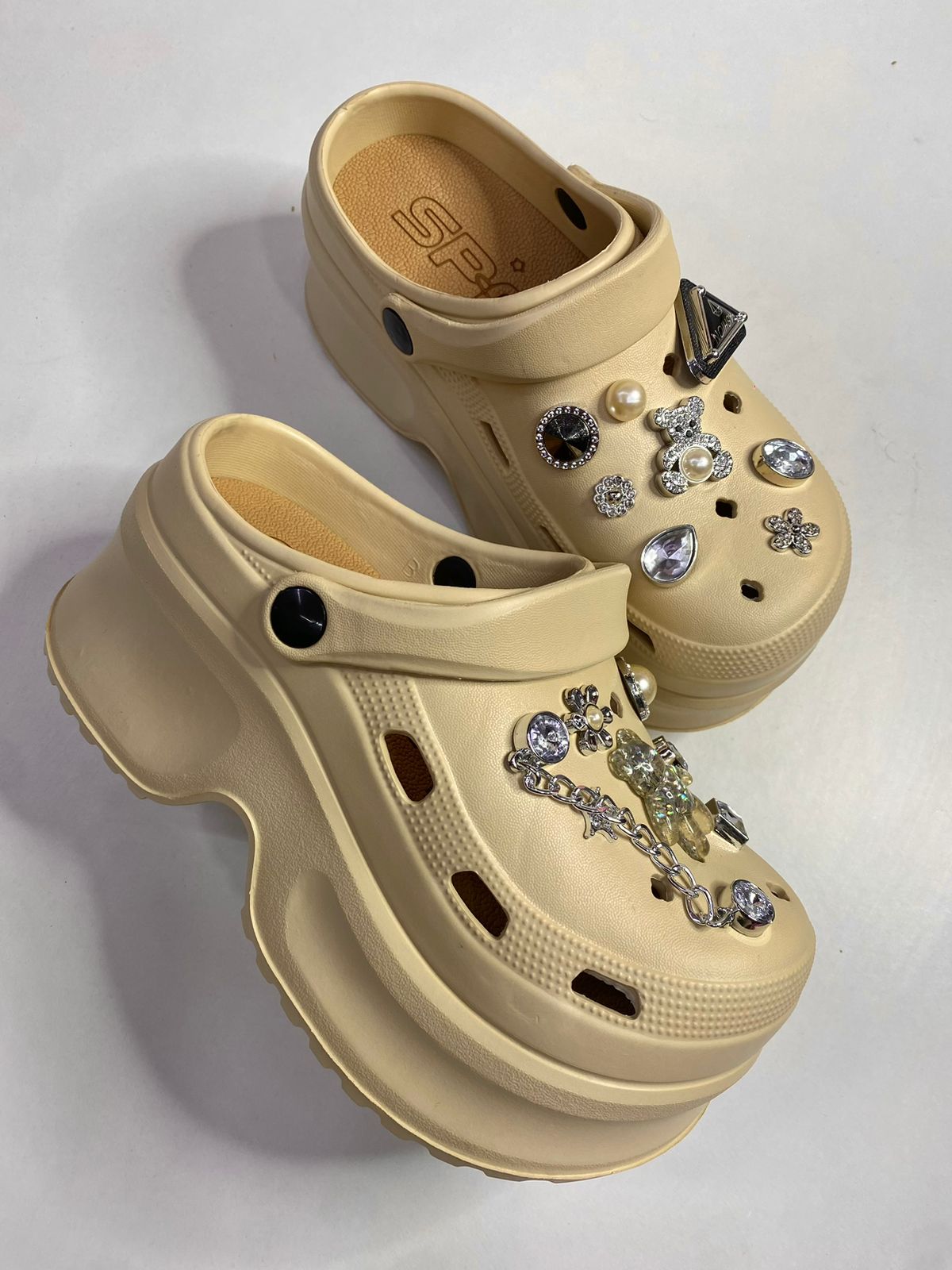 Sandalias estilo Crocs